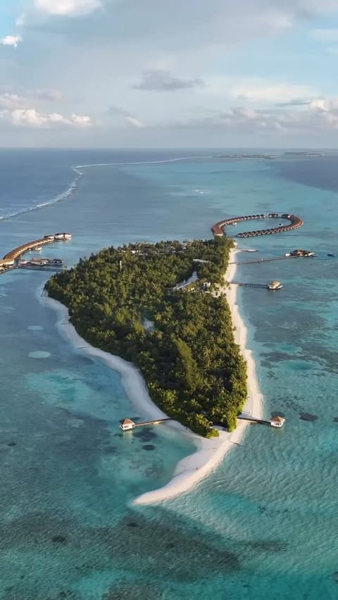 Instagram post by @jonny.melon for Luxury Escapes. Caption reads: All-Inclusive Luxury at Pullman Maldives!

Picture....