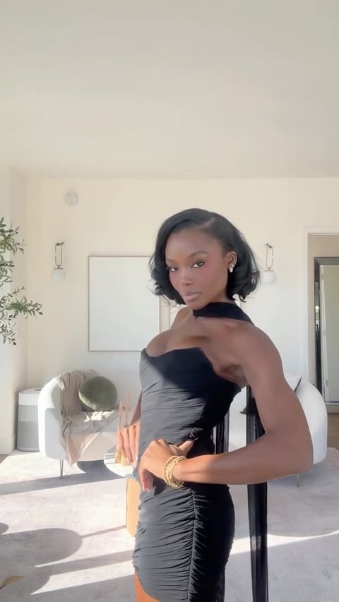 Instagram post by @melinda_melrose for House of CB. Caption reads: 🎄Merry Christmas everyone🎁 I hope your day was....