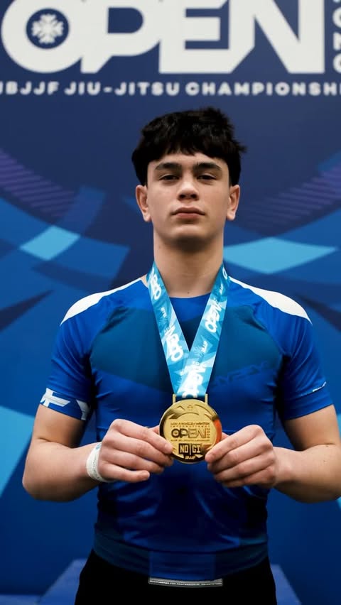 Instagram post by @thephoenixbeefcake for Hyperfly. Caption reads: [...] open. 🥇 . . Thank you to my sponsor....