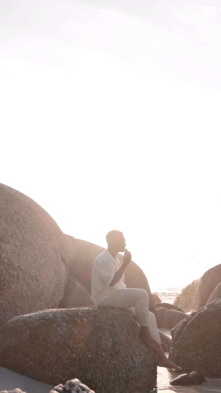 Instagram post by @rezahsampson for NUXE. Caption reads: #AD ✨ New obsession unlocked - the @nuxe_sa Huile....