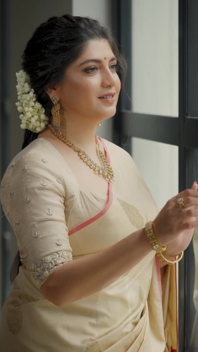 Instagram post by @paprighoshofficial for Joyalukkas. Caption reads: #jewellery #trending #actress #joyalukkas.