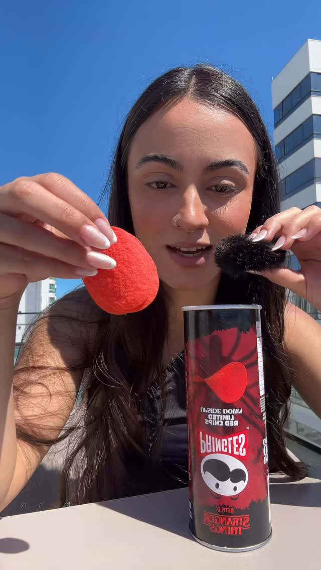 Instagram post by @by_melsz for Pringles. Caption reads: @pringlesoficialbr + Stranger Things ❤️🖤....