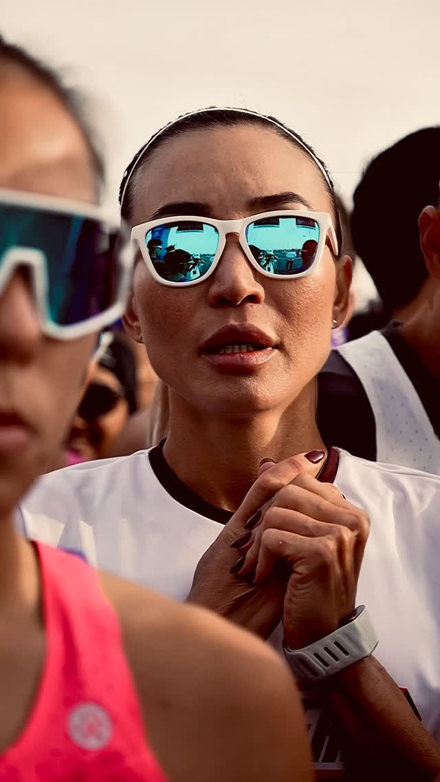 Instagram post by @tolqueen_tolkyn for Snickers. Caption reads: Не ищи мотивацию. Просто беги. 
#Snickers.