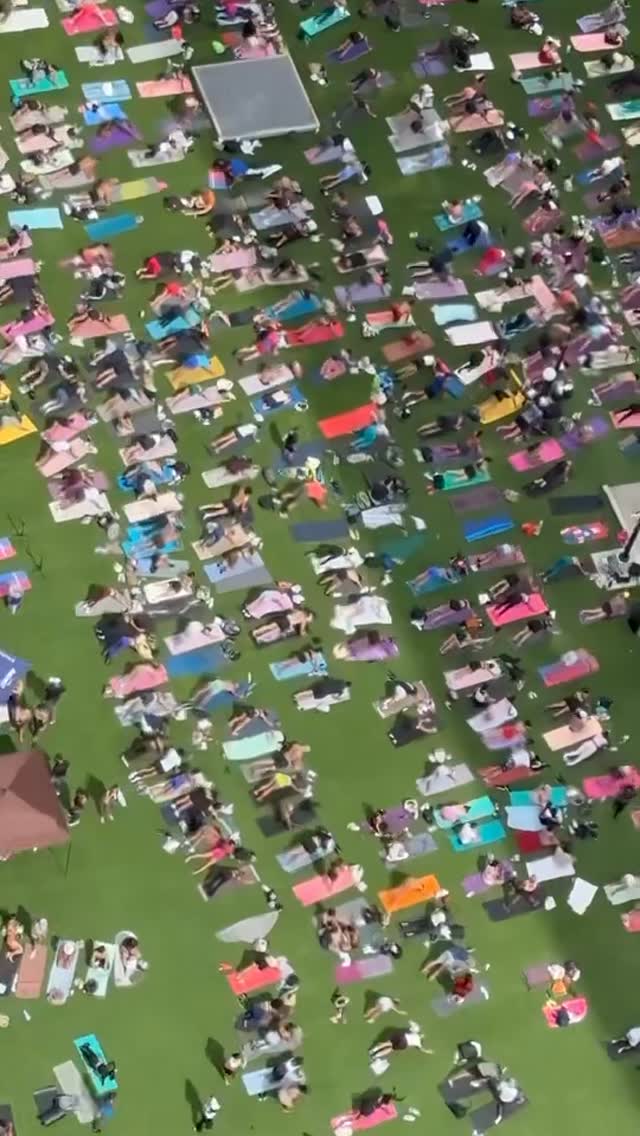 Instagram post by @rebeccalaurenhudson for Magic Mind. Caption reads: When over 500 people show up to workout together …....