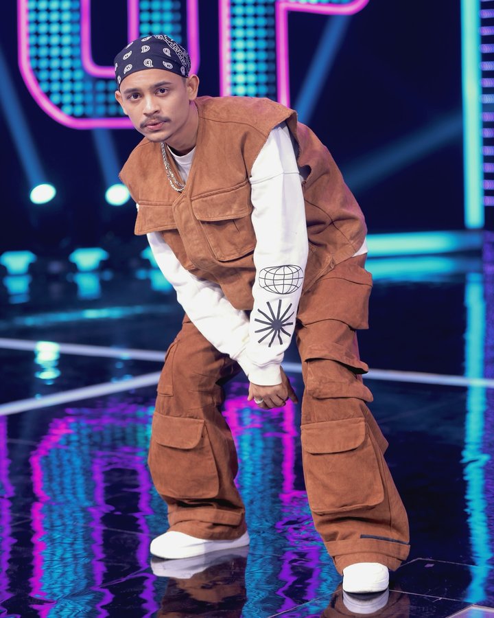 Instagram post by @lashcurryhihai for Fugazee. Caption reads: [...] ko chhute hi nahi the! ⚔️

Outfit:-....