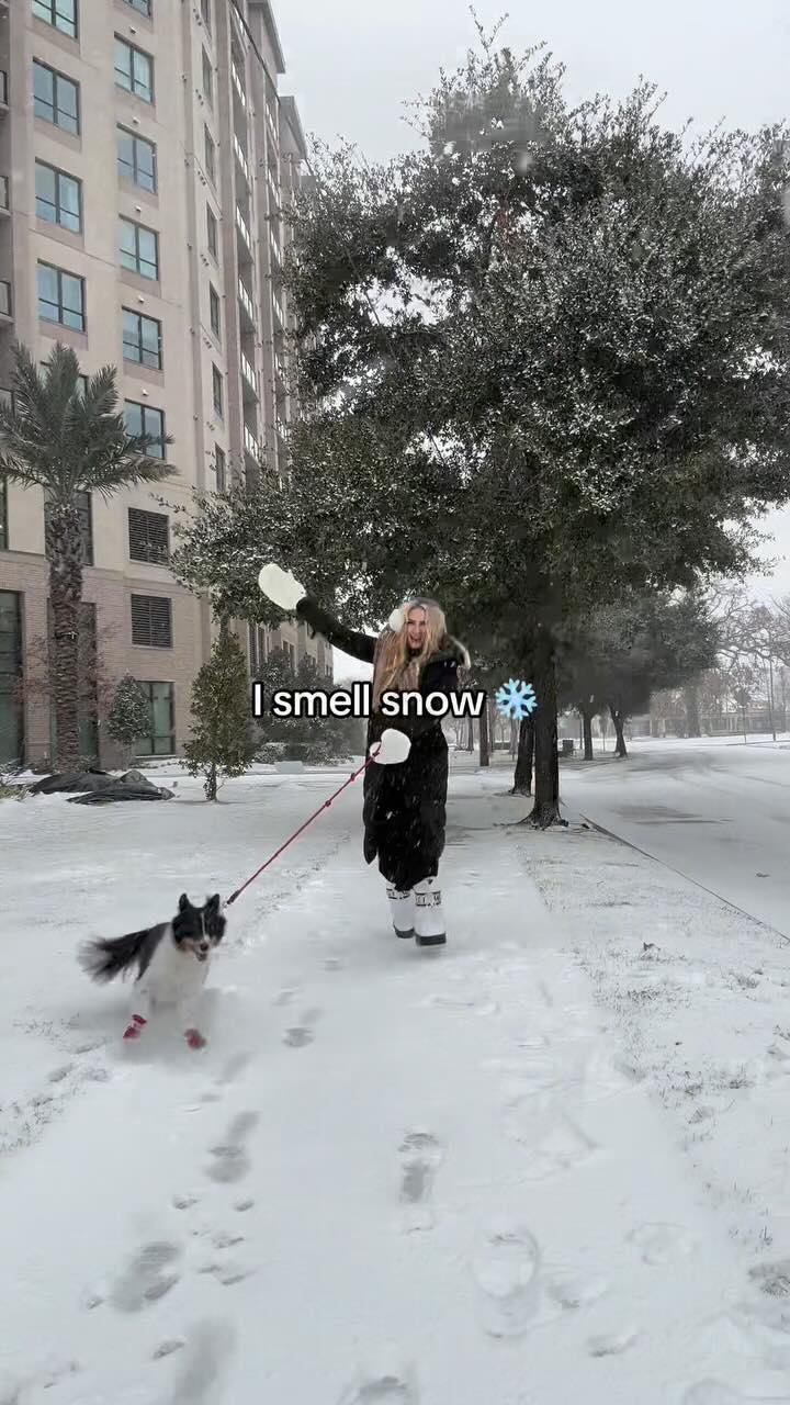 Instagram post by @sarahpappas for Moon Boot. Caption reads: I smell SNOW in Houston!❄️☃️🌨️ #snow #enzo....