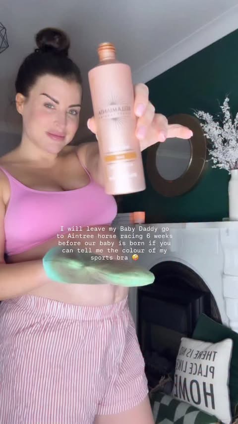 Instagram post by @twins_and_me_ for Bellamianta. Caption reads: [...] 🤪

Also using my favourite ever fan....