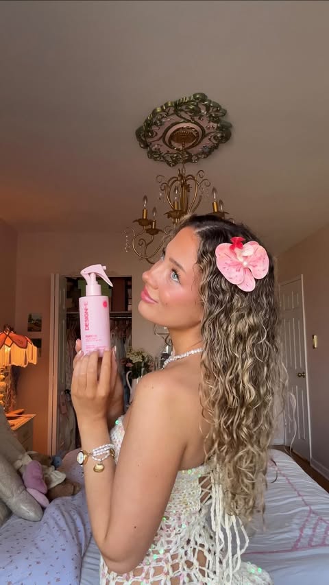 Instagram post by @sarahdeleeuww for DESIGNME Hair. Caption reads: [...] with my natural hair texture & @designmehair....