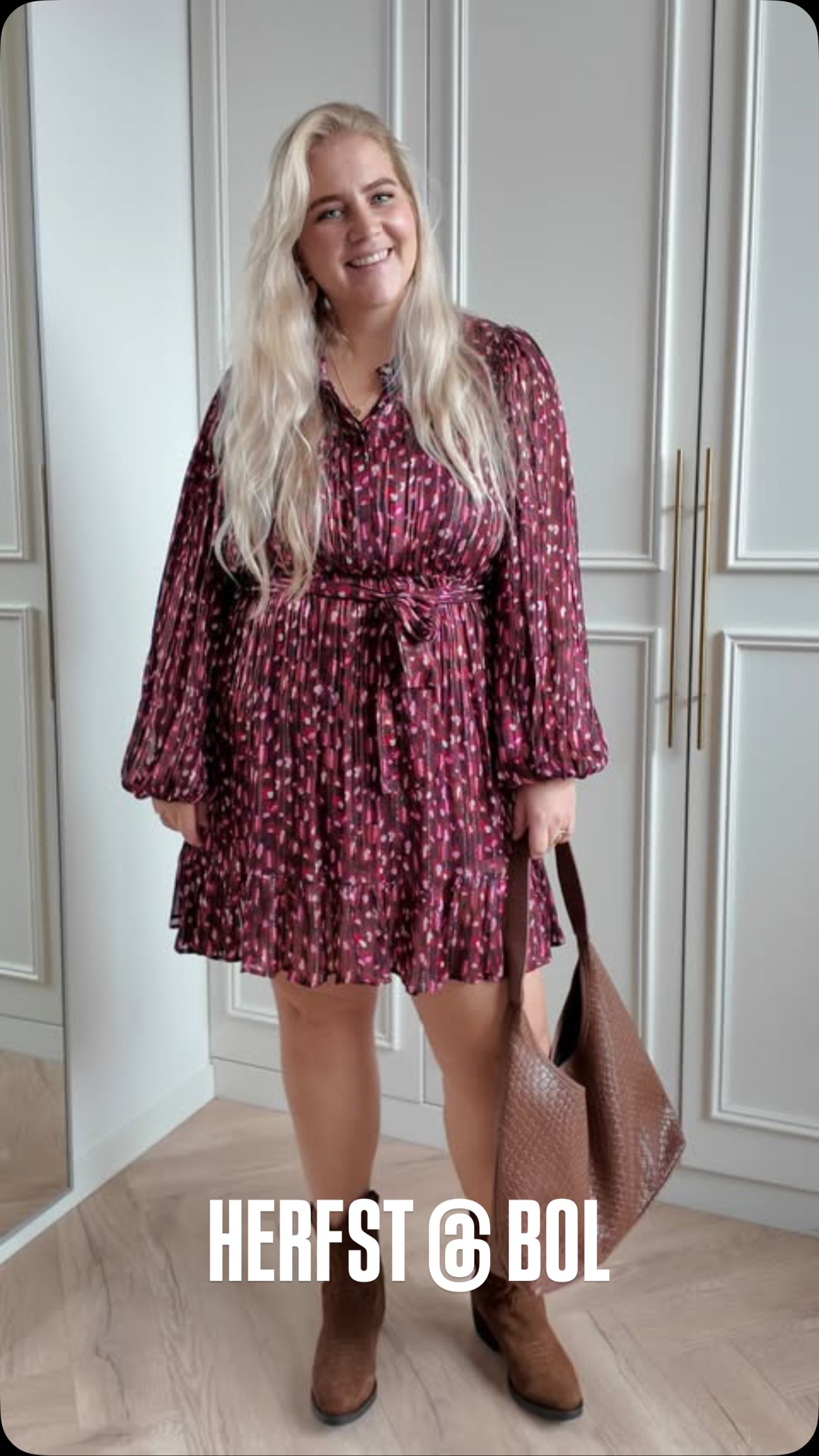 Instagram post by @roseklerenzooi for bol. Caption reads: [...] musthaves? 🍁 Onder andere dit jurkje van....