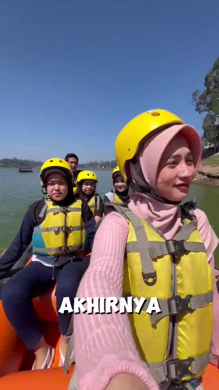 TikTok post by @claraaflrn for Clean & Clear. Caption reads: Penemuan terhebat aku, kalian fix harus cobain....