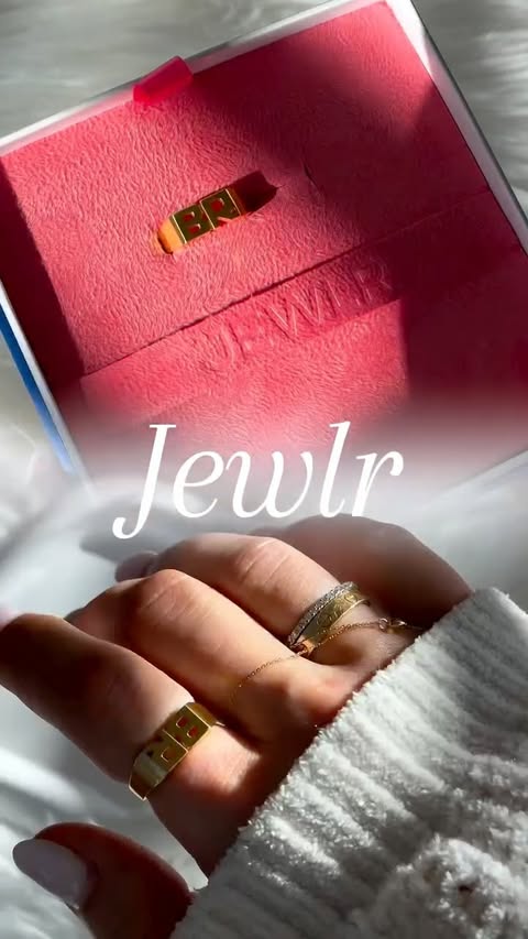 Instagram post by @raika.creates for Jewlr. Caption reads: [...] that feels like a memory.
My custom Jewlr....