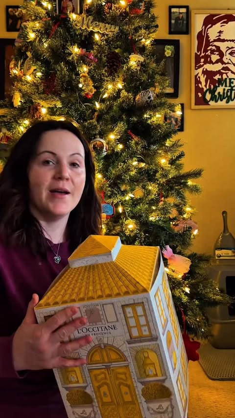 Instagram post by @nicoleleeanne6 for SmartSweets. Caption reads: [...] #adventcalendaropening #loccitane....