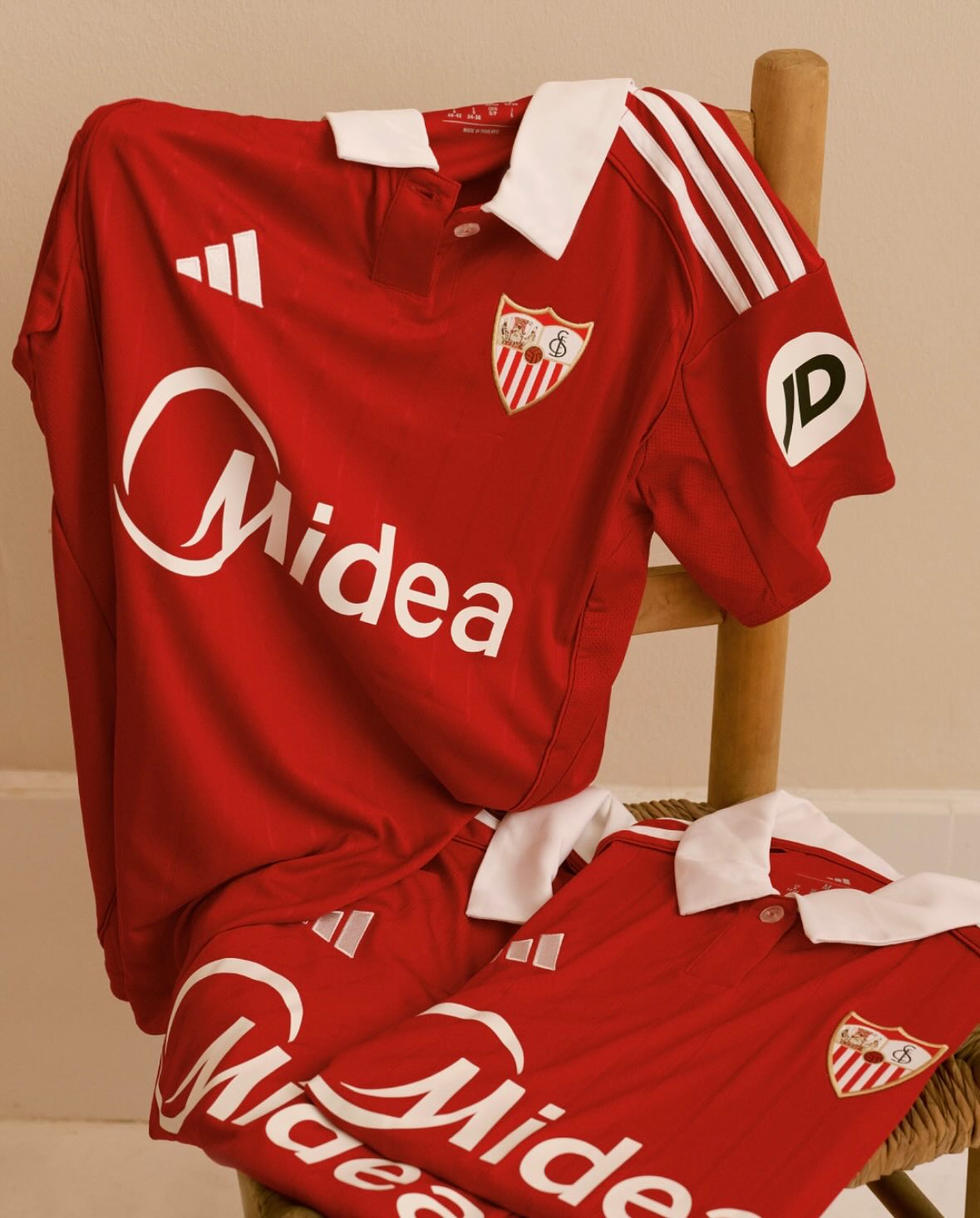 Instagram post by @sevillafc_fem for adidas. Caption reads: nuestros colores ❤️🤍
Os presentamos la segunda....