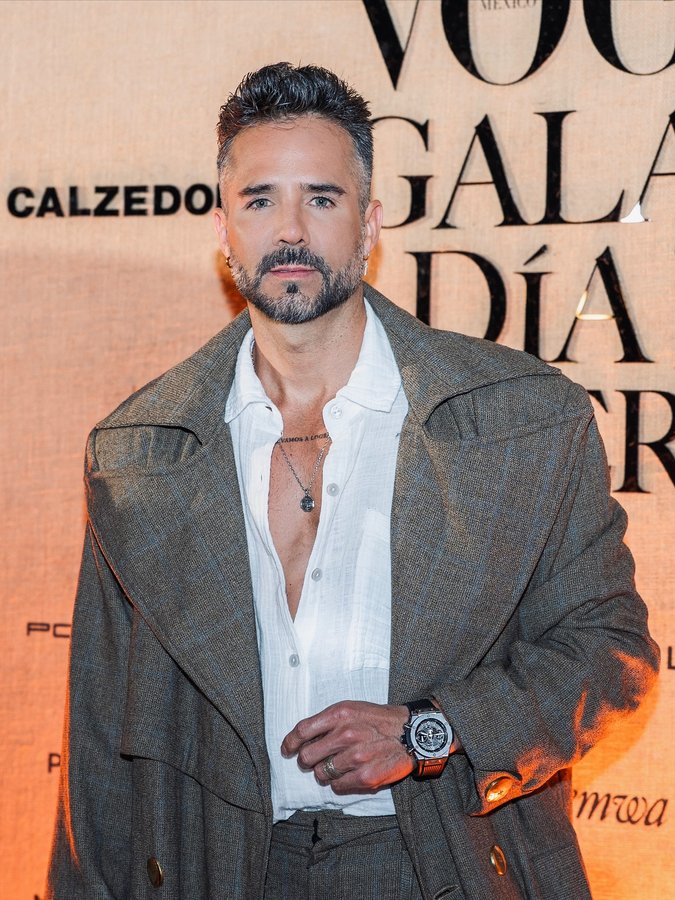 Instagram post by @joseron3 for Hublot. Caption reads: @voguelatam #Galavogue 
Look: @neithanherbert....
