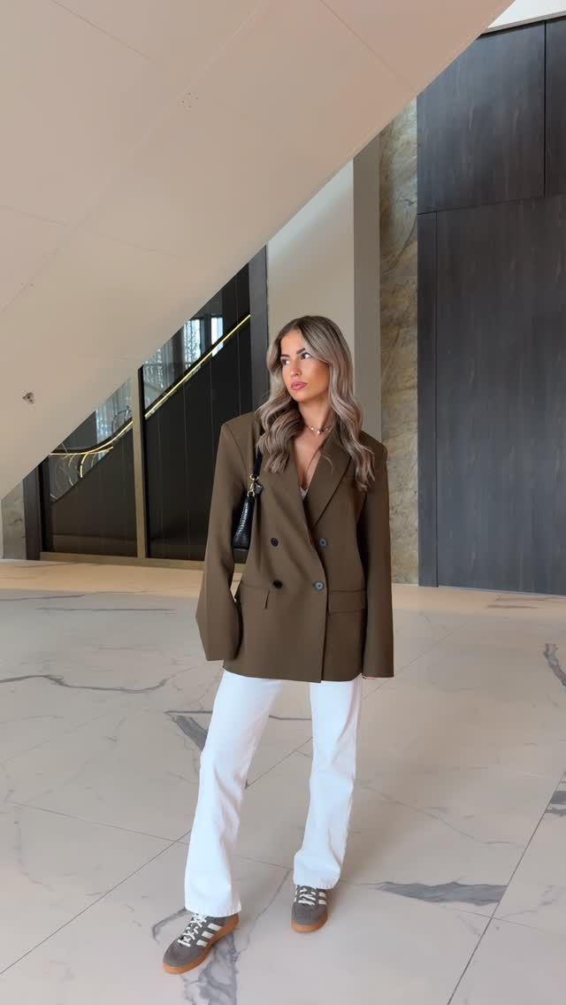 Instagram post by @gwenoxfoort for LOAVIES. Caption reads: @loavies 🤎 
#loavies #girlsgoneloavies #collab....