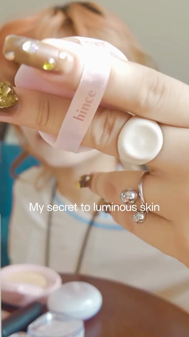 Instagram post by @yuu_kumazawa for hince. Caption reads: [...] mood teeにLeather french bread....