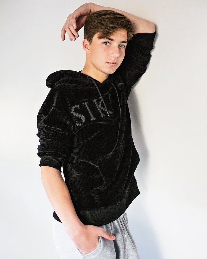 Instagram post by @deniskozhukhovofficial for SIKSILK. Caption reads: [...] 😉
Photo by @annavolk.photography 🔝....