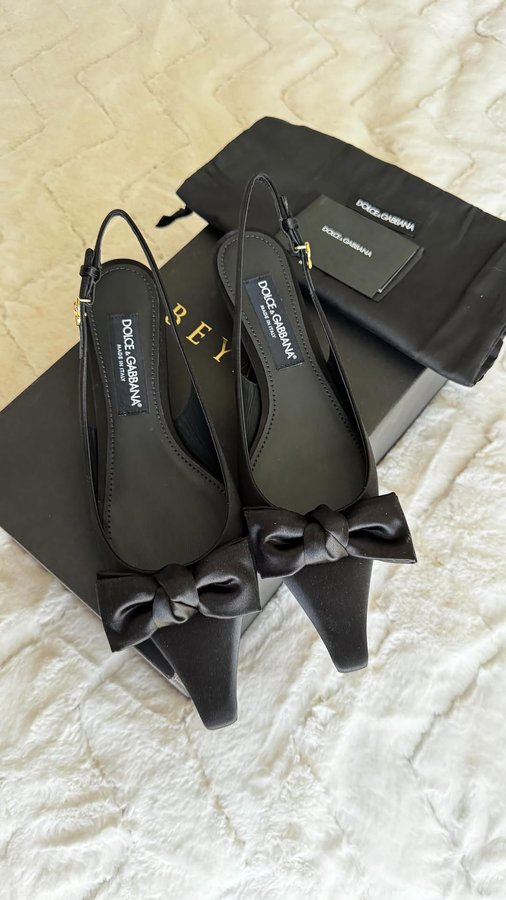 Instagram post by @mervescanatan for Beymen. Caption reads: obsessed🖤 #reklam 

@beymen @dolcegabbana.