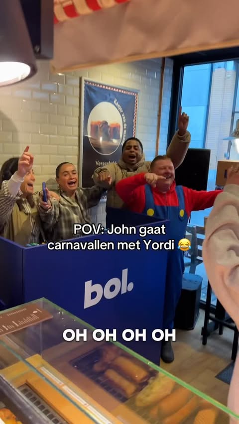Instagram post by @ericdasilva_1 for bol. Caption reads: [...] wie jij dit weekend gaat carnavallen!👇🏾....