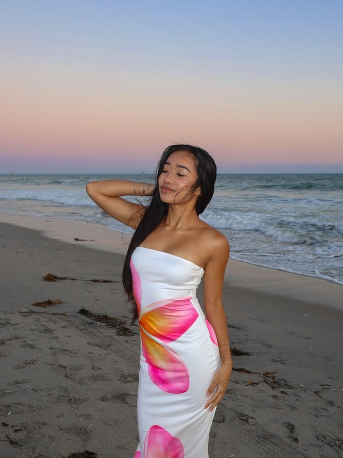 Instagram post by @patriizzle for Beginning Boutique. Caption reads: [...] i’m a sunrise or sunset? 🤪🌺💛....