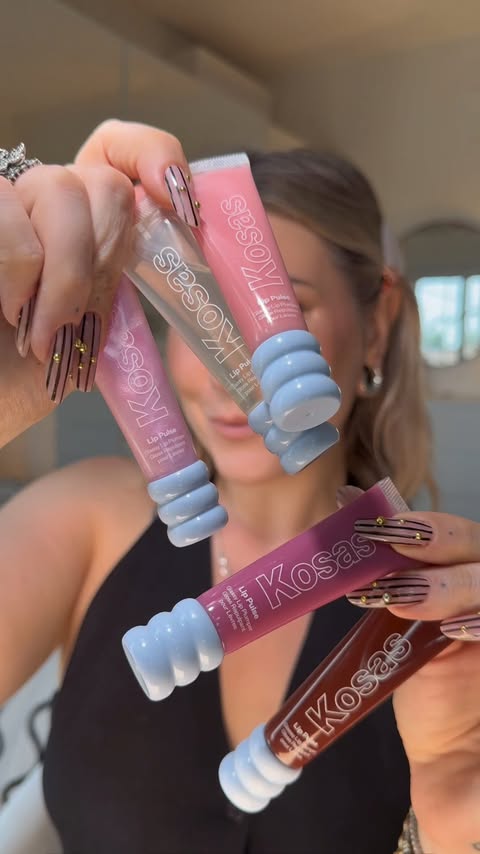 Instagram post by @blondiemoustache for Kosas. Caption reads: uuu ma i gloss di @kosas sono proprio sfiziosi 🍬....