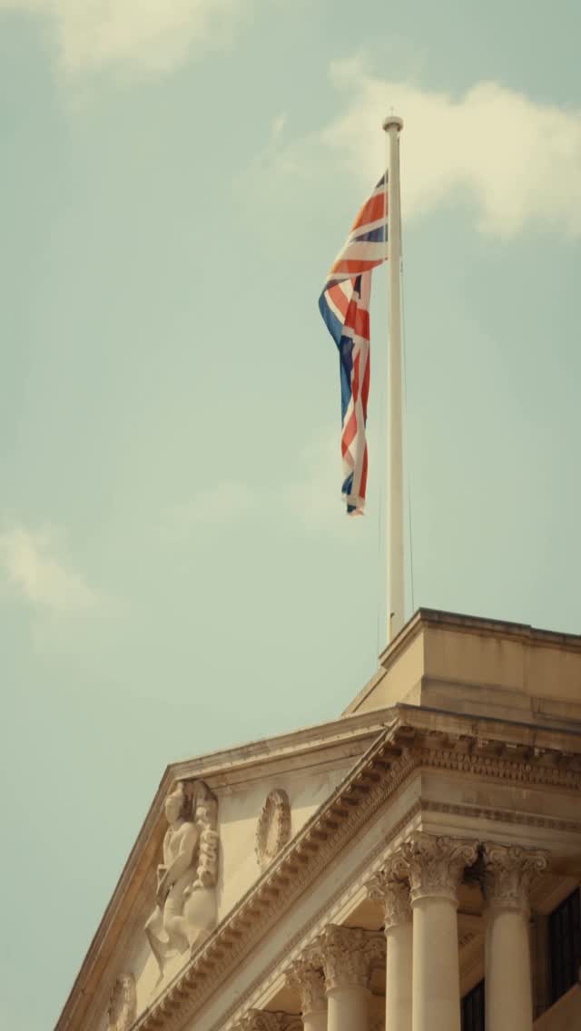 Instagram post by @hangschlitt for VISIT LONDON. Caption reads: Quiet moments in London

#shotoniphone #london....