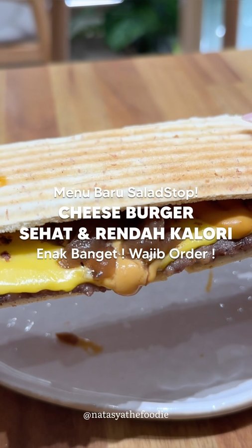 Instagram post by @natasyathefoodie for SaladStop!. Caption reads: [...] ini udah tersedia di seluruh outlet....
