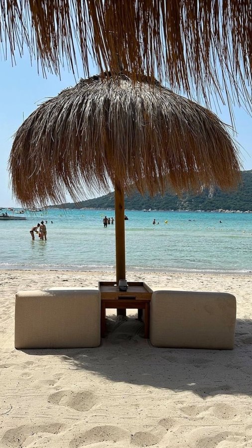 Instagram post by @pauline__grc for OUTFITBOOK. Caption reads: 💛🌻🍋🐥

#maisonstellaetsuzie #stellaetsuzie....