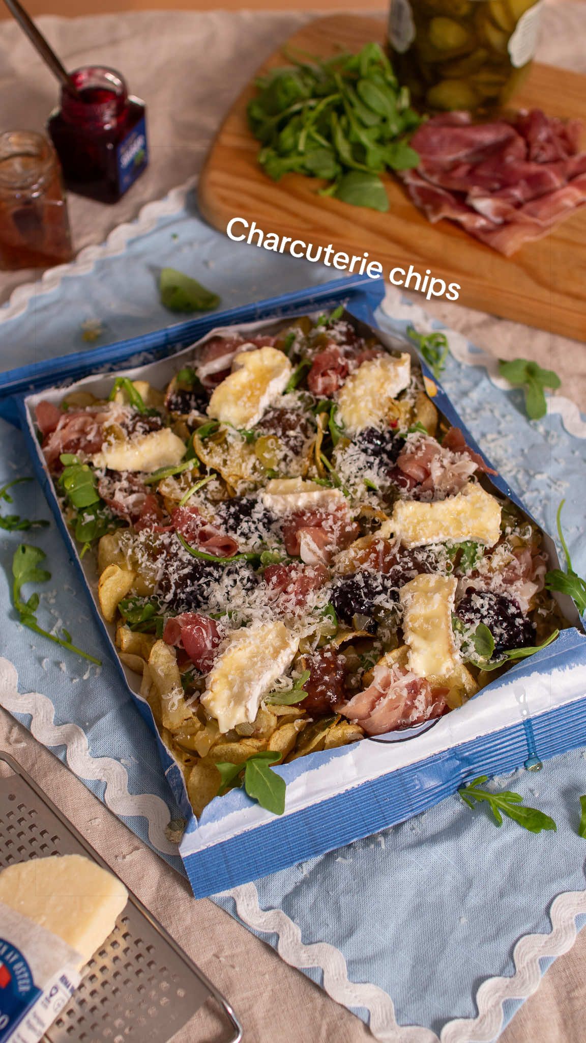 TikTok post by @augustogmartin for REMA 1000. Caption reads: reklame @REMA1000 . Charcuterie chips Søtt, [...].