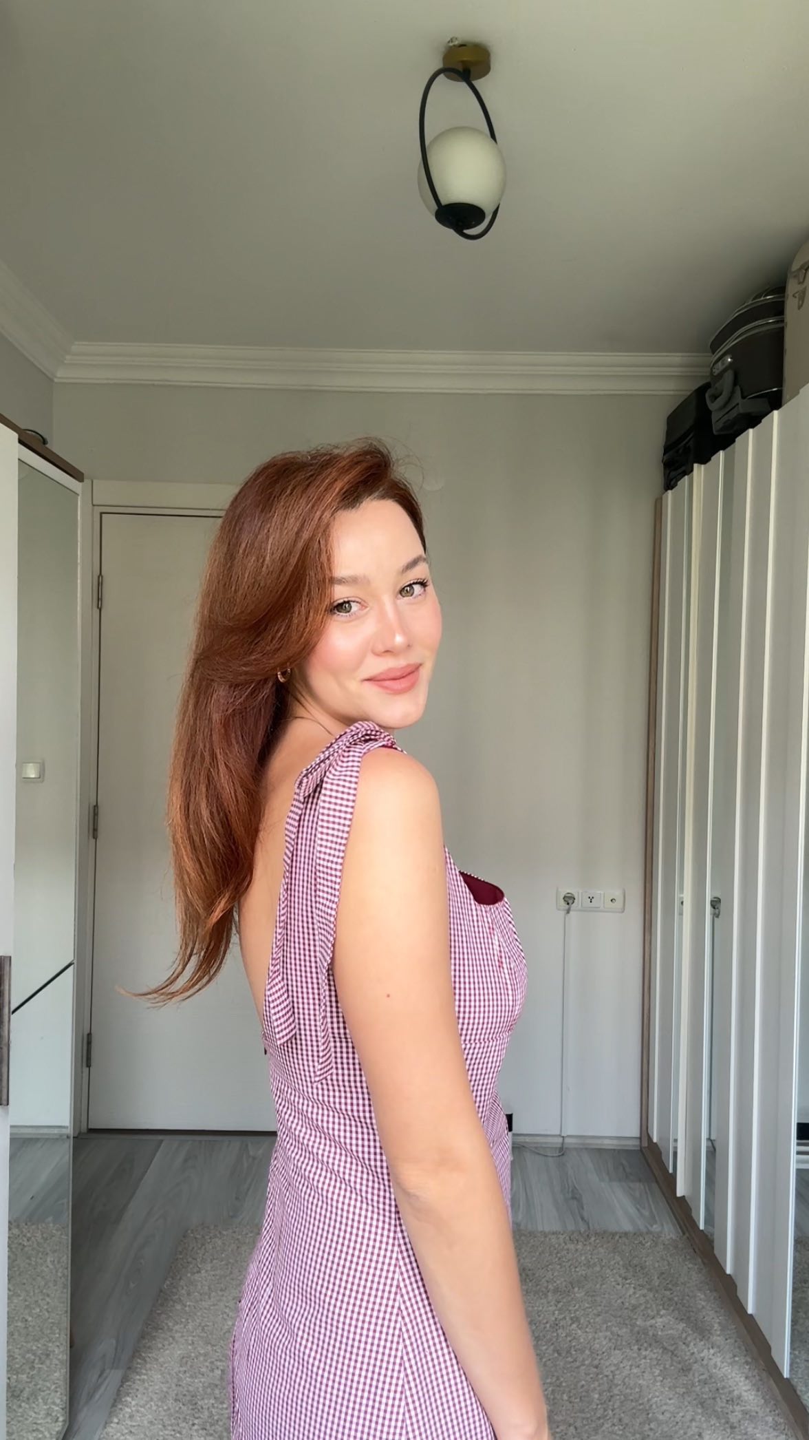 Instagram post by @elifkatze for FLORMAR. Caption reads: Elif yine bir şeylere anlam veremiyor

Allık....