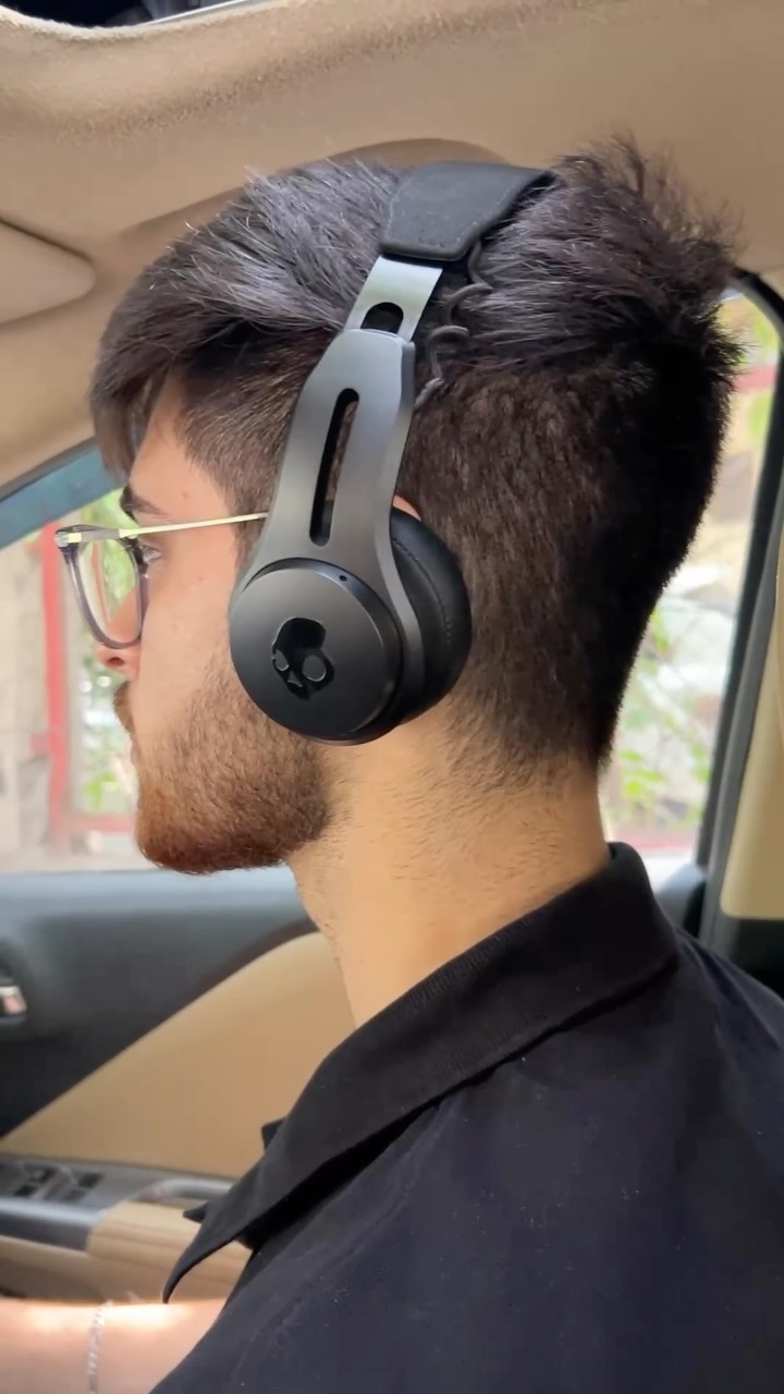 Instagram post by @akgomzy for Skullcandy. Caption reads: [...] 🎧 Experience powerful sound with....