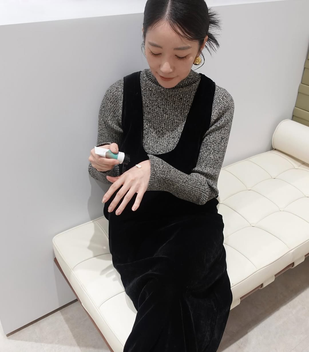 Instagram post by @hiromi_funabiki for John Masters Organics (HK). Caption reads: 店頭に立つ前、休憩中、商談のあいま。
タイミングを見つけてはハンドクリーム
塗ってます🫧　とにかく....