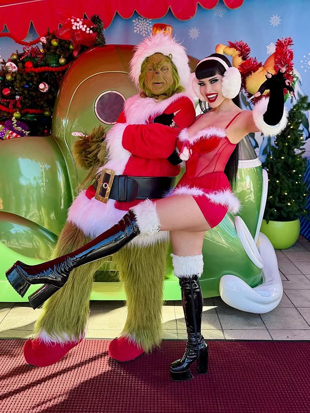 Instagram post by @victoriavenin for Dolls Kill. Caption reads: 🌹🎁🎄💚🎄🎁🌹

S💚 much at Grinchmas!!! Creep by....