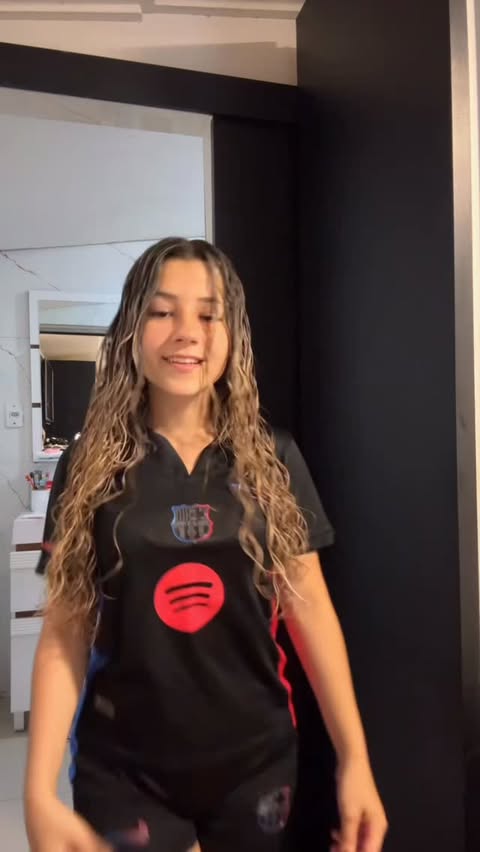 Instagram post by @mari.gol_010 for Salon Line. Caption reads: 🫶🏻💙.