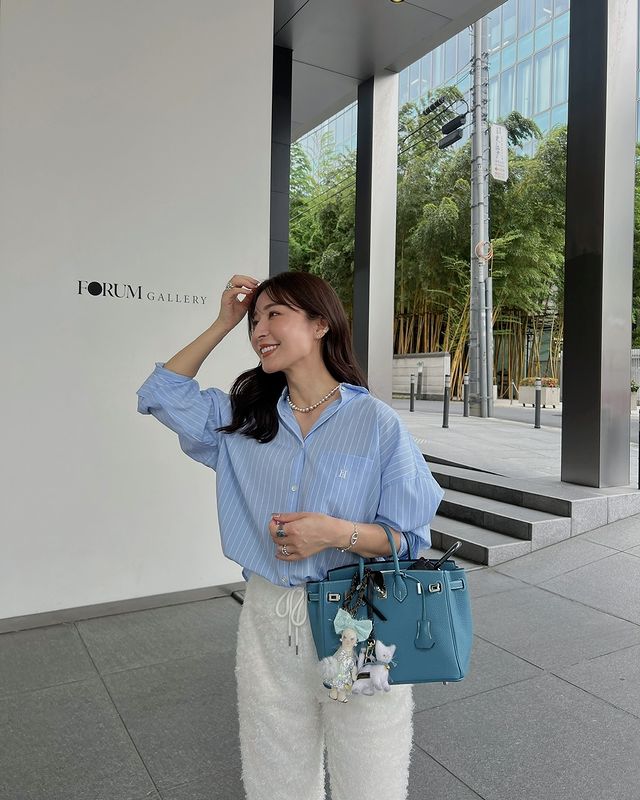 Instagram post by @yuumikono125 for Her lip to. Caption reads: 最近カラフルだな私😙🎨

青も赤も緑も黄色も着たい2024夏☀️笑

このシャツ....