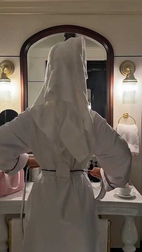 Instagram post by @analearmann for American Express. Caption reads: [...] my Marriott Bonvoy Brilliant® American....