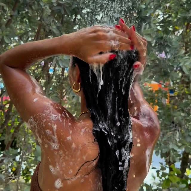 Instagram post by @sarahdquinlan for Ethique. Caption reads: [...] Bahamas🌺 #ad 
ft. my favorite haircare....