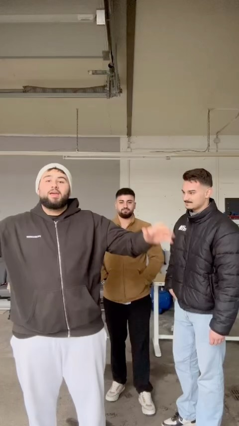 Instagram post by @dieamigos for FlexiSpot. Caption reads: WERBUNG | #flexispot  @flexispot.de....