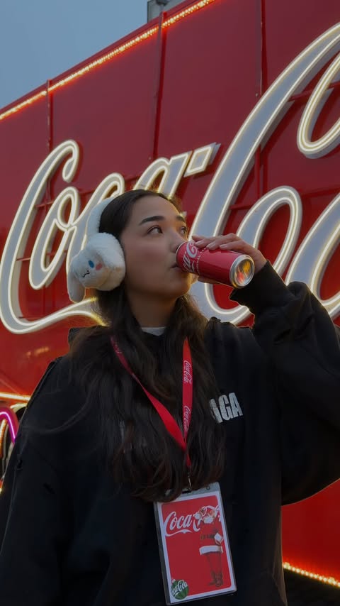 Instagram post by @demiinoo for Coca-Cola. Caption reads: Legendinis Coca-Cola Kalėdų karavanas šiemet [...].