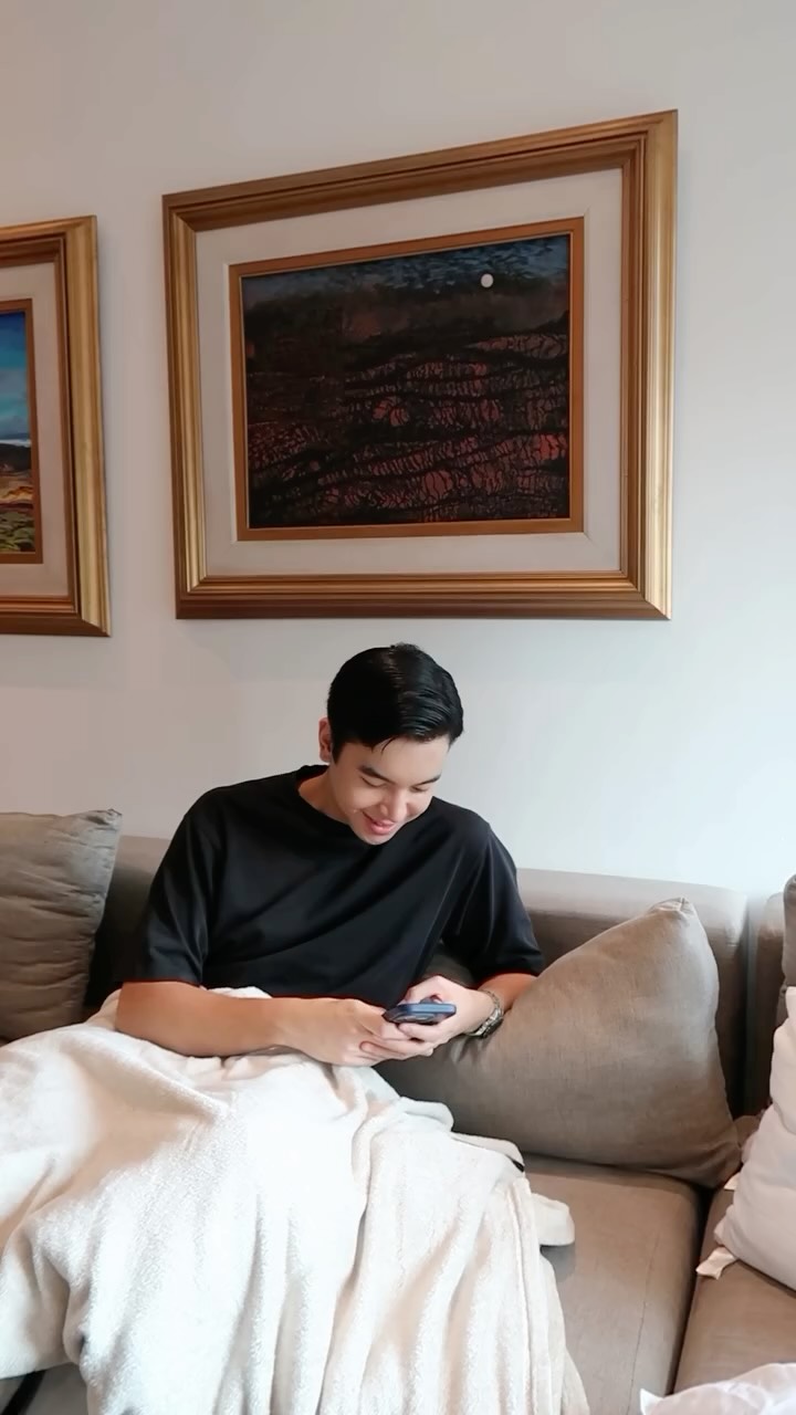 Instagram post by @theleonbarretto for gRAB. Caption reads: Back in school, I often studied and chilled....