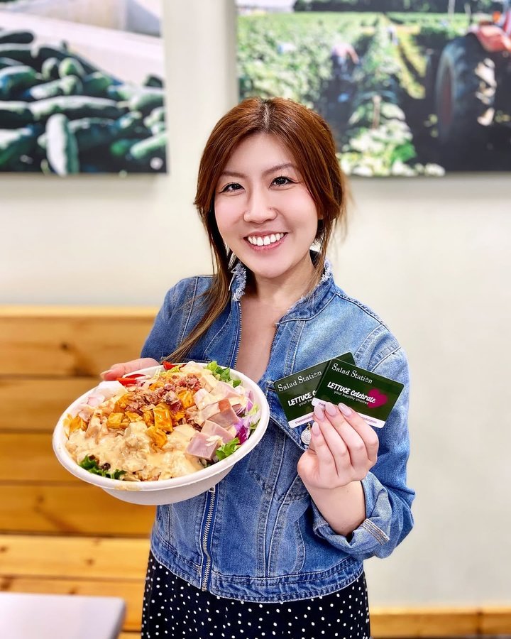 Instagram post by @lynniethefoodie for Salad Station. Caption reads: [...] salad in their life 🥗 Grab a....