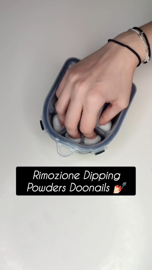 Instagram post by @mariaricotta for Doonails. Caption reads: Rimozione Dipping Powders Doonails....