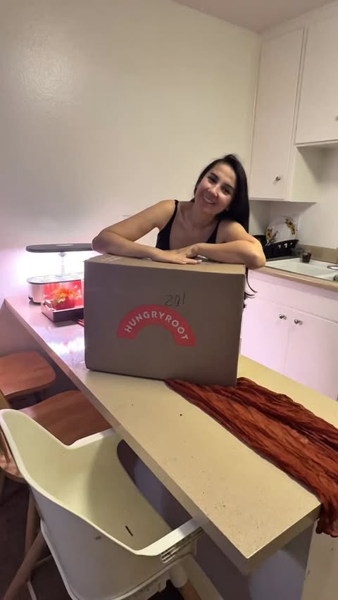 Instagram post by @mia_momsy for Hungryroot. Caption reads: This is what a real Hungryroot week looks like in....