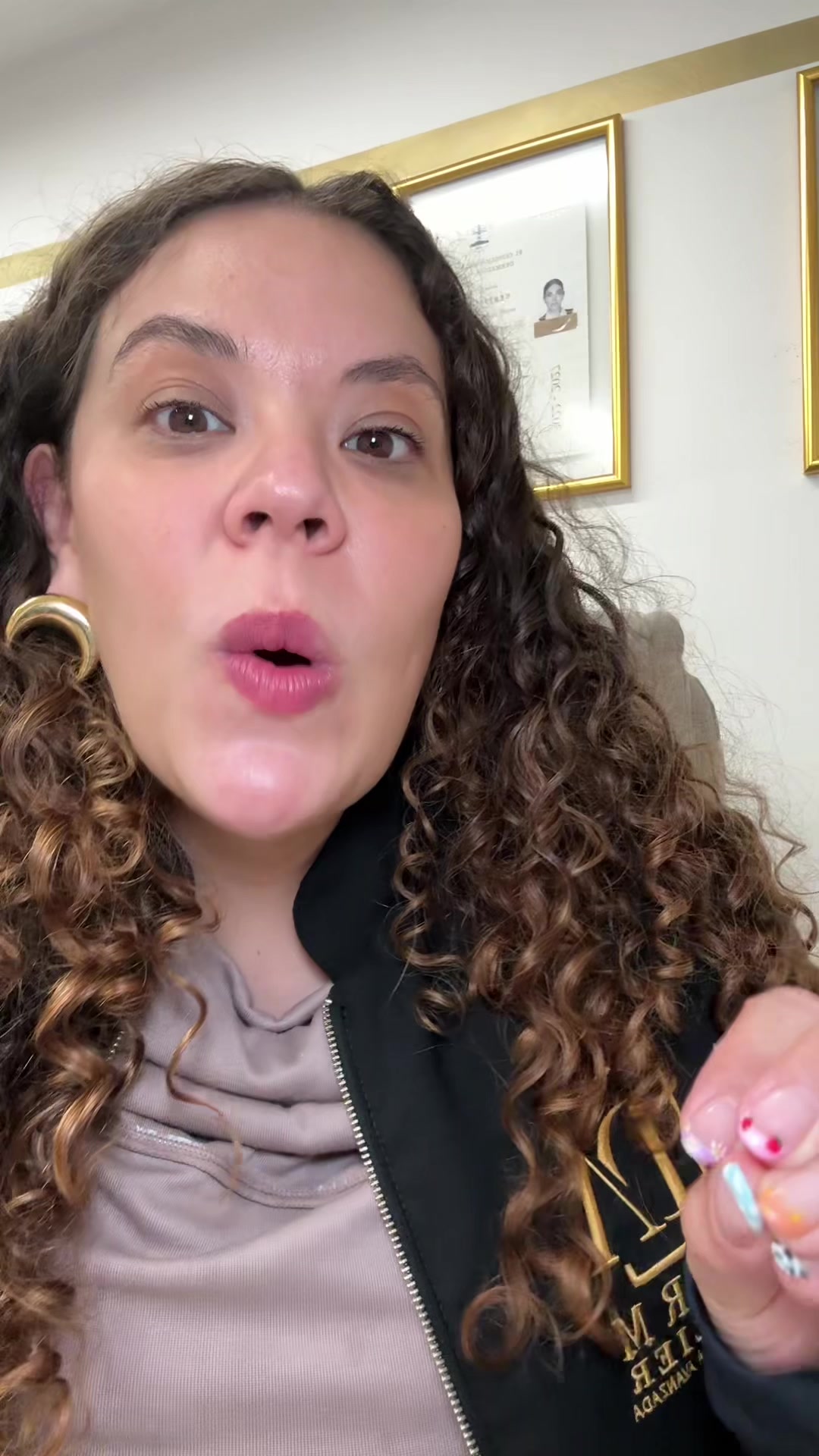 TikTok post by @rosedermaa for Avène. Caption reads: Que serum usar en tu rutina de skincare? ....