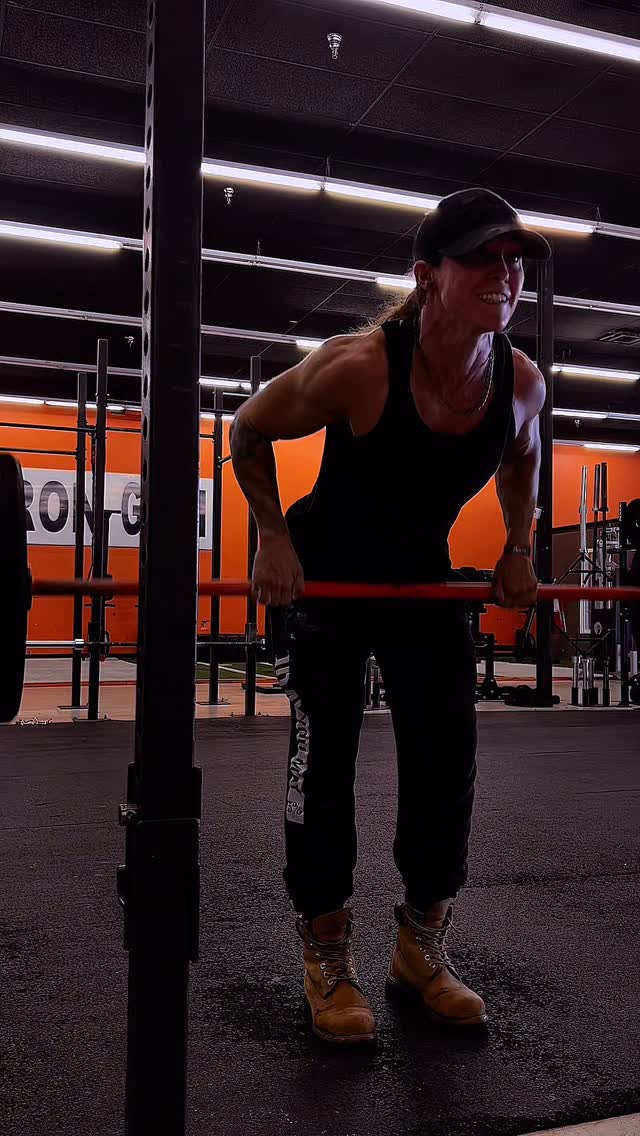 Instagram post by @emma_nent for 5% Nutrition. Caption reads: Boy’s making me feel big on my back day burnout💪....