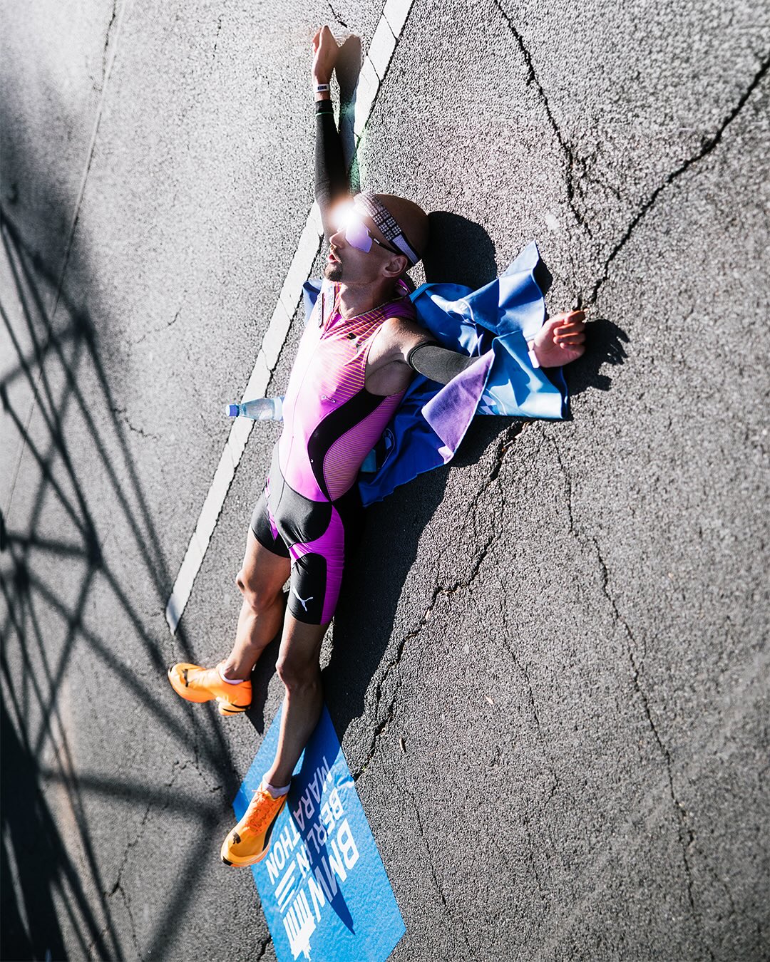 Instagram post by @hendrik_pfeiffer for BLACKROLL. Caption reads: 42,195 km Gänsehaut. 
02:09:14h Höchstleistung.....