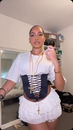 Instagram post by @tamarasilvt for mnml. Caption reads: style a @mnml.la basic tee with me....