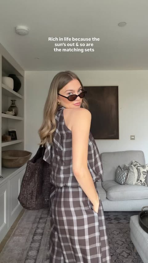 Instagram post by @mialuckie for New Look. Caption reads: [...] 1,2, or 3? It’s payday, after all.......