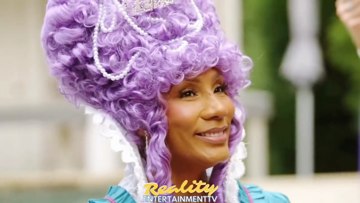 Instagram post by @realityentertainmenttv for We TV. Caption reads: ‘The Braxtons’ — Season 2 | Towanda receives gifts....