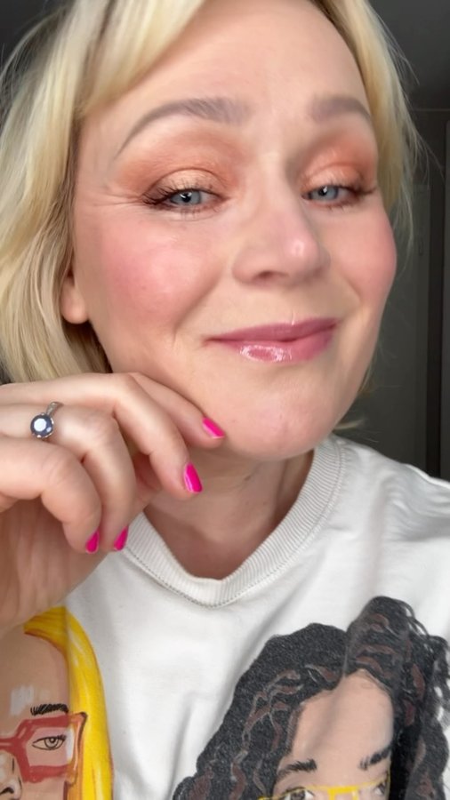 Instagram post by @riiakoivisto for Ben Nye Makeup. Caption reads: Sunkissed makeup for monday 🧡

🧡 Foundation....